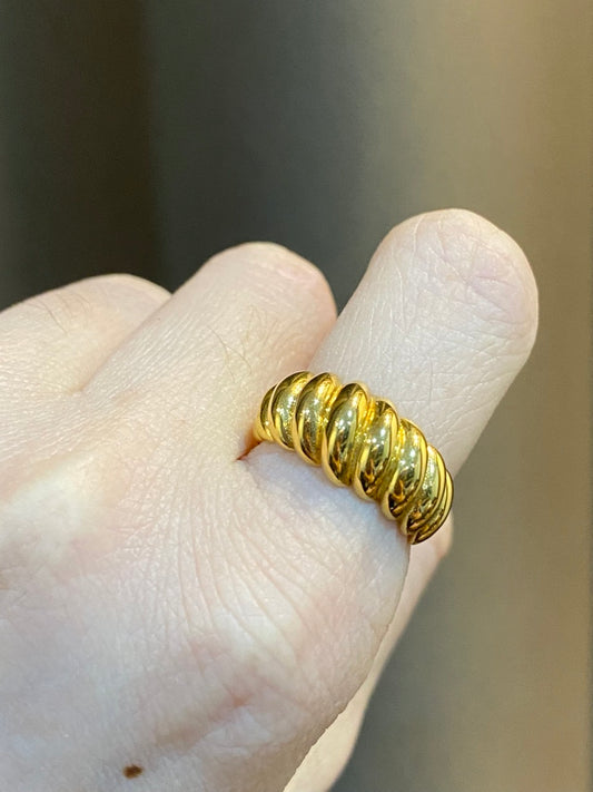 Ribbed Gold Ring